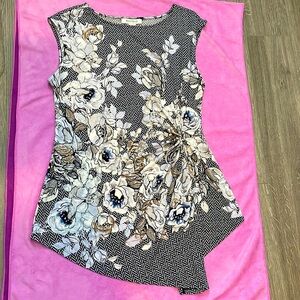 Pre-Loved ♥️ White House| Black Market Sleeveless top. Size Medium, knit fabric.